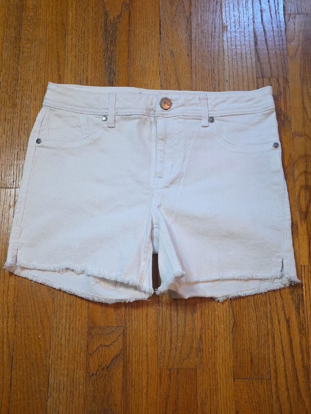 1822 Denim Size 8 White Jean Shorts